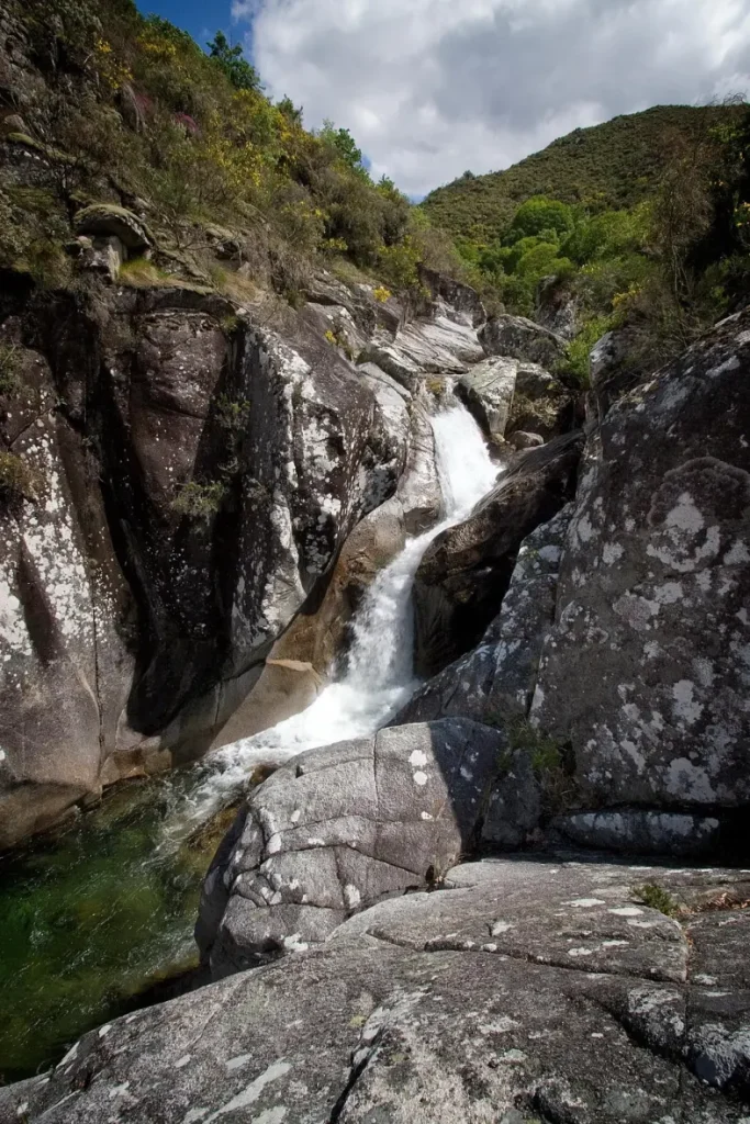 Waterfall flowing between large rocks